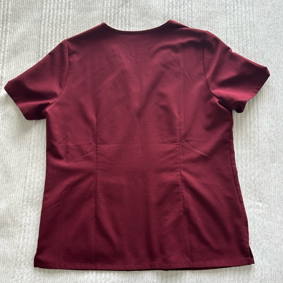 Figs: Burgundy Casma Three-Pocket Scrub Top - Picture 4 of 5